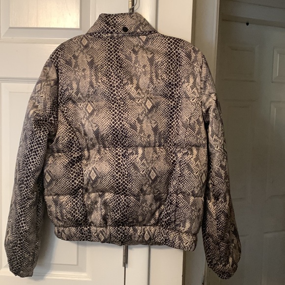 Calvin Klein down jacket like new. Waist length - Picture 3 of 3